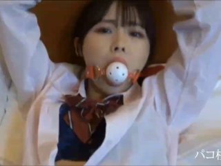 爸爸操我 对白刺激《91著名圈主张总》6月19日约会极品粉笔小美女沙发上捆绑SM调教小嫩B都打肿了无套内射